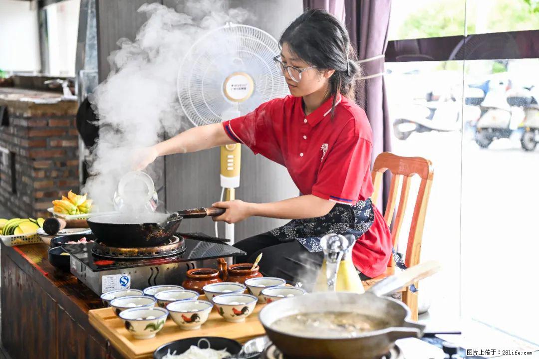 全网追的“扁担女孩”，找了一份暑假工，时薪12元 - 泰安生活资讯 - 泰安28生活网 ta.28life.net